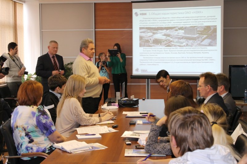 Фото к Юные журналисты центра по атомной энергии приняли участие в презентации отчета по экологической безопасности завода химконцентратов