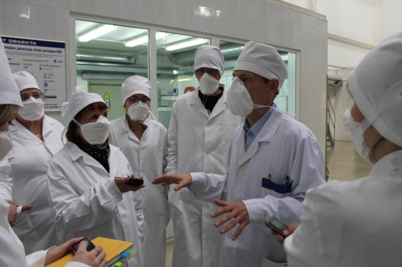 Фото к Юные журналисты центра по атомной энергии приняли участие в презентации отчета по экологической безопасности завода химконцентратов