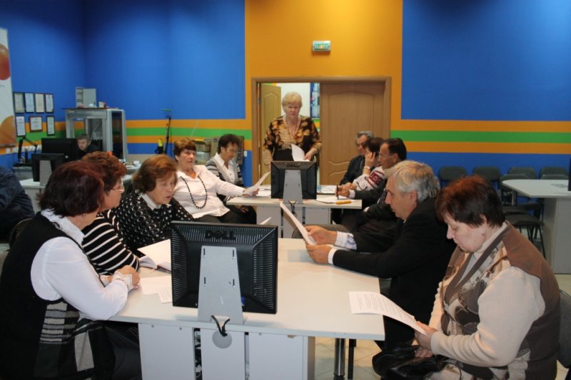 Фото к Педагоги-ветераны встретились в информационном центре по атомной энергии