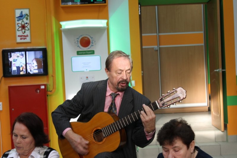 Фото к Педагоги-ветераны встретились в информационном центре по атомной энергии