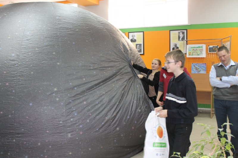 Фото к Мобильный планетарий для посетителей центра атомной отрасли