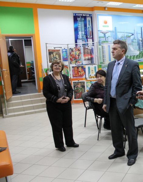 Фото к В Информационном центре продолжает работать выставка Социального плаката