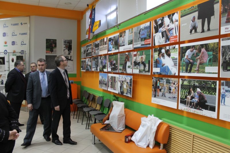 Фото к В Информационном центре продолжает работать выставка Социального плаката