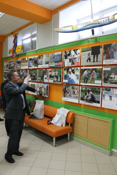 Фото к В Информационном центре продолжает работать выставка Социального плаката