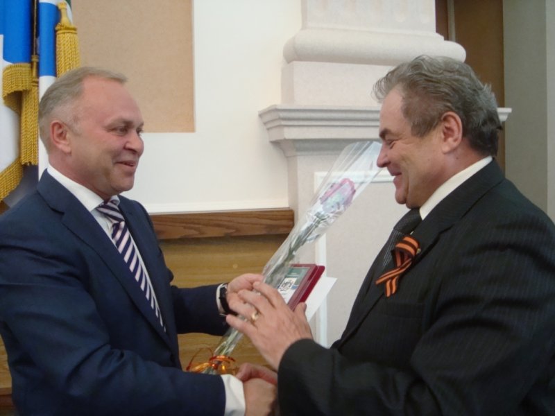 Фото к Руководителю информационного центра вручили памятный знак за вклад в развитие военно-патриотического воспитания молодежи.