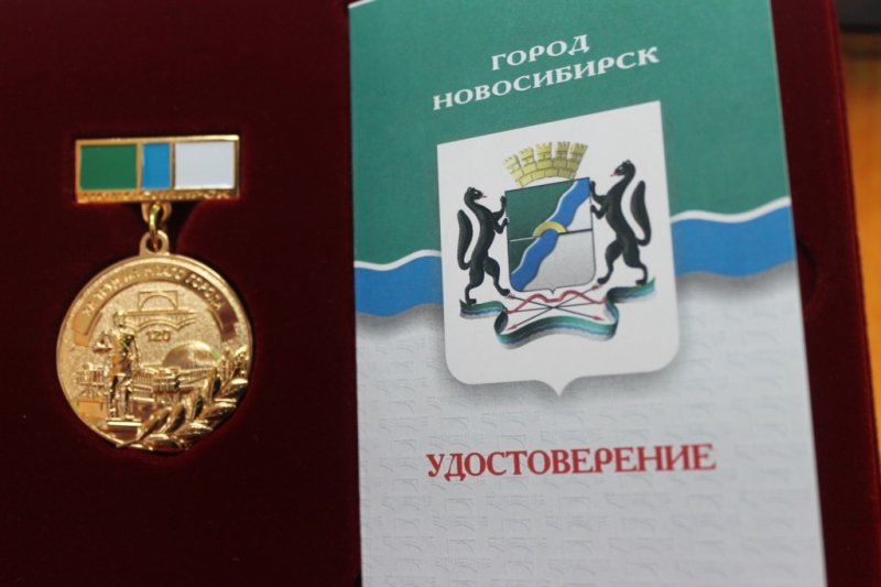 Фото к Руководителю информационного центра вручили памятный знак за вклад в развитие военно-патриотического воспитания молодежи.