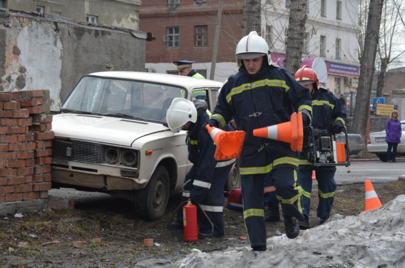 Фото к В начале мая ИЦАО г. Новосибирска совместно с МЧС  и МВД по НСО, Детским автогородком и Школой юных спасателей «Мужество» провели мероприятие в рамках Всероссийской акции «Наука Побеждать» — «Весенний переполох».