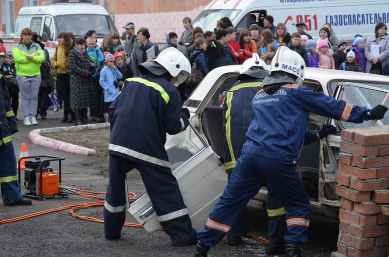 Фото к В начале мая ИЦАО г. Новосибирска совместно с МЧС  и МВД по НСО, Детским автогородком и Школой юных спасателей «Мужество» провели мероприятие в рамках Всероссийской акции «Наука Побеждать» — «Весенний переполох».