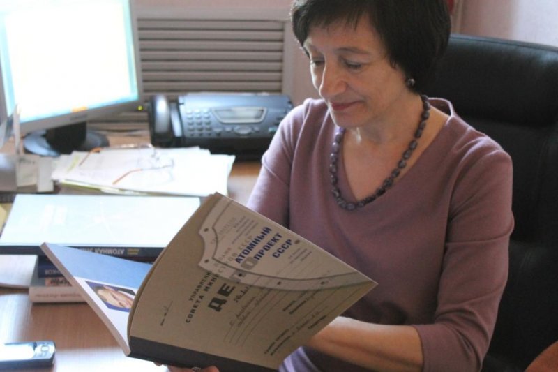 Фото к Вот уже на протяжении восемнадцати лет все российские библиотекари отмечают свой профессиональный праздник — День библиотекаря — 27 мая.