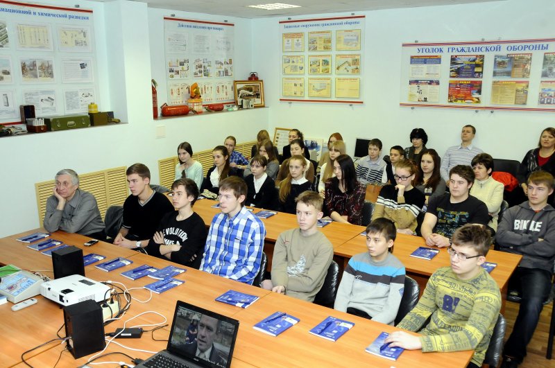 Фото к Безопасная экскурсия: школьники Новосибирска посетили ОАО «НЗХК» в канун Дня спасателя