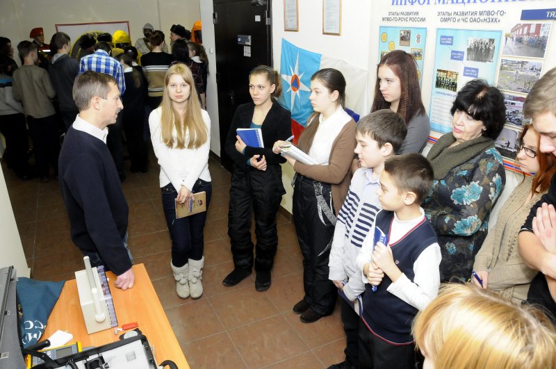 Фото к Безопасная экскурсия: школьники Новосибирска посетили ОАО «НЗХК» в канун Дня спасателя