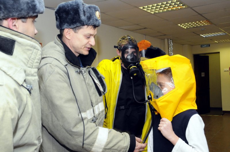 Фото к Безопасная экскурсия: школьники Новосибирска посетили ОАО «НЗХК» в канун Дня спасателя