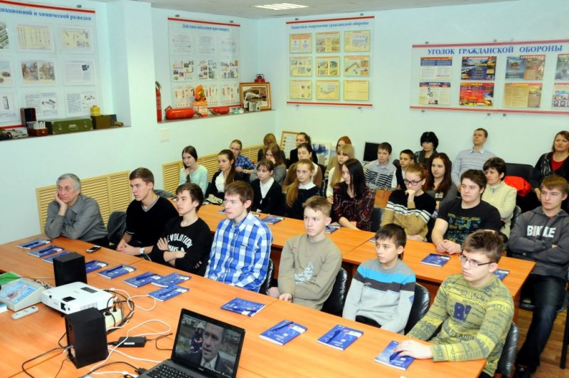 Фото к Безопасная экскурсия: школьники Новосибирска посетили ОАО «НЗХК» в канун Дня спасателя