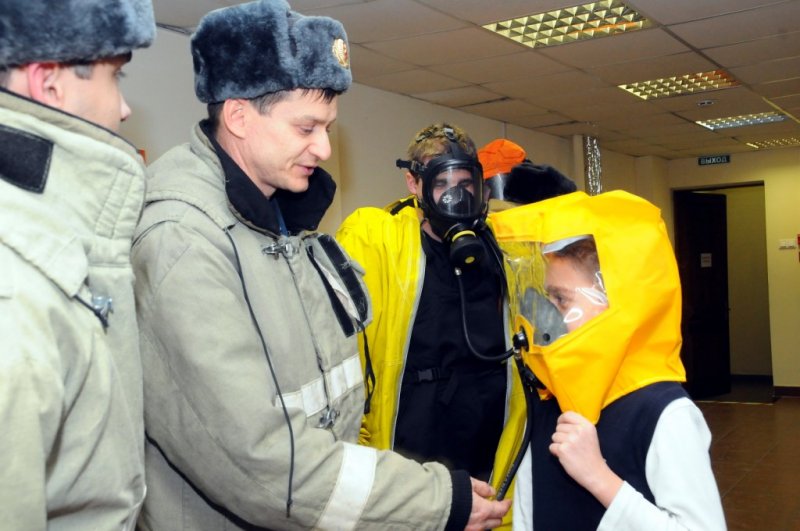 Фото к Безопасная экскурсия: школьники Новосибирска посетили ОАО «НЗХК» в канун Дня спасателя