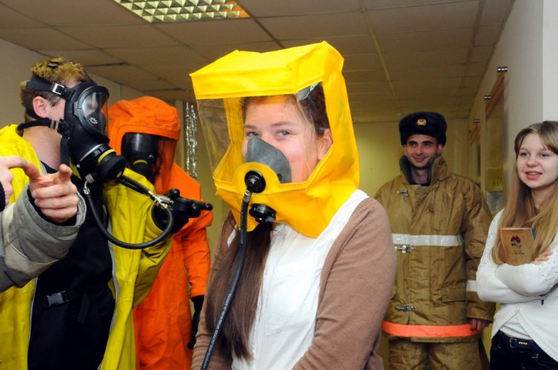 Фото к Безопасная экскурсия: школьники Новосибирска посетили ОАО «НЗХК» в канун Дня спасателя