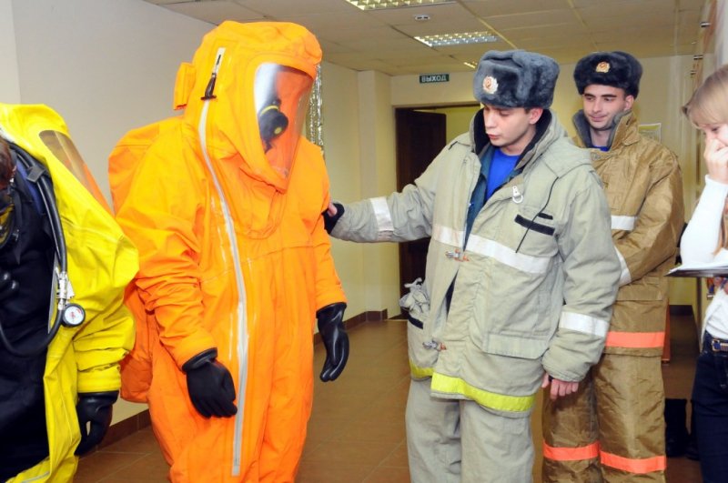 Фото к Безопасная экскурсия: школьники Новосибирска посетили ОАО «НЗХК» в канун Дня спасателя