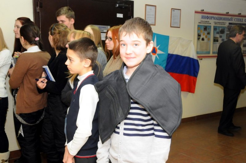 Фото к Безопасная экскурсия: школьники Новосибирска посетили ОАО «НЗХК» в канун Дня спасателя