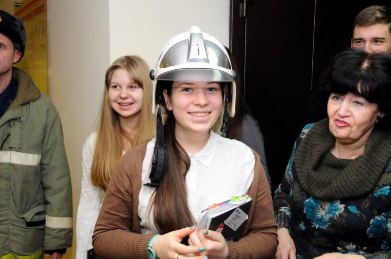 Фото к Безопасная экскурсия: школьники Новосибирска посетили ОАО «НЗХК» в канун Дня спасателя