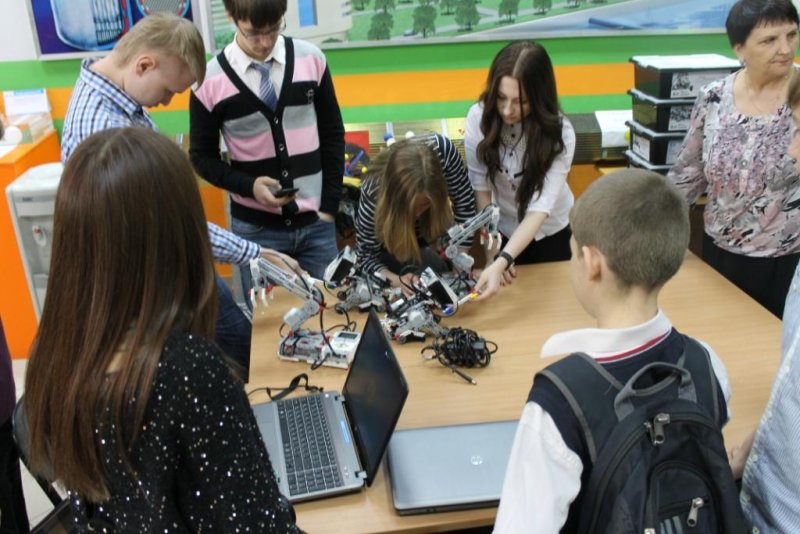 Фото к Новосибирский Информационный центр атомной отрасли провел Городской фестиваль по робототехнике «TROBOT 2014»