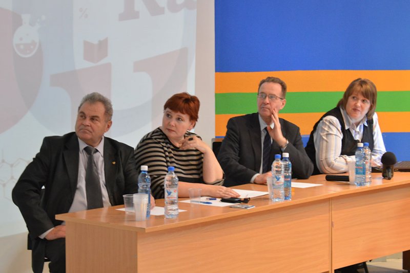 Фото к Школьники из трех городов Сибири сразились в интеллектуальной игре «Первый шаг в атомный проект»