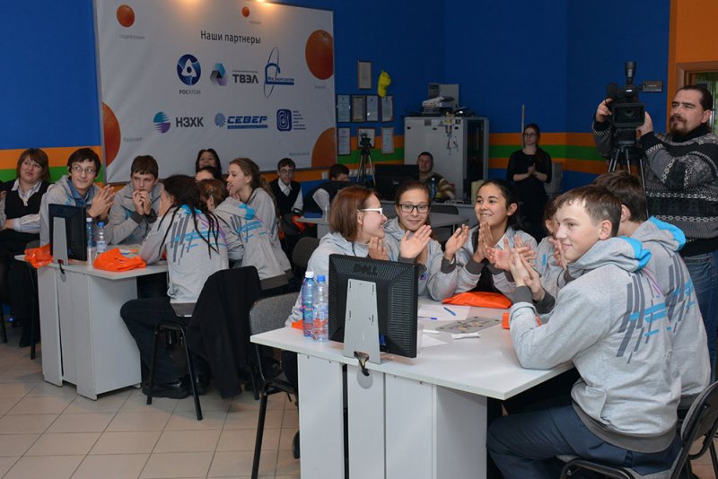 Фото к Школьники из трех городов Сибири сразились в интеллектуальной игре «Первый шаг в атомный проект»