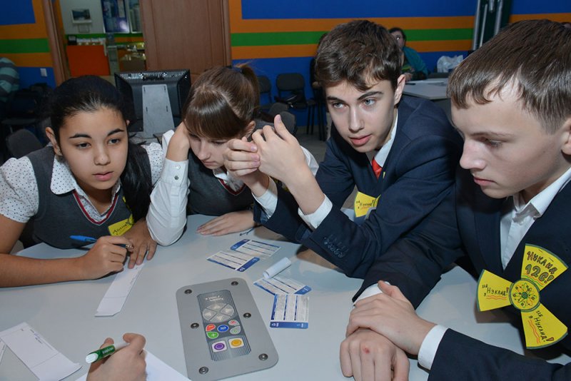 Фото к Школьники из трех городов Сибири сразились в интеллектуальной игре «Первый шаг в атомный проект»