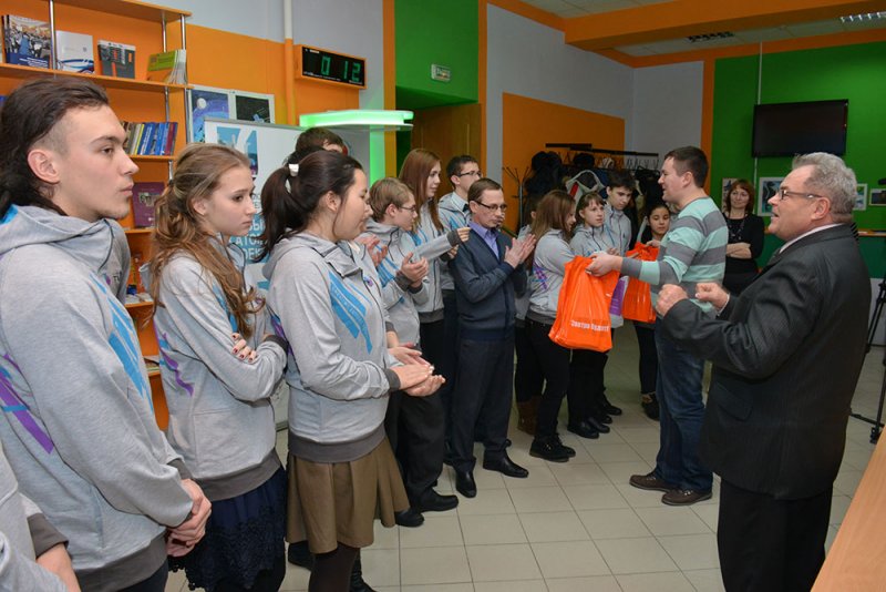 Фото к Школьники из трех городов Сибири сразились в интеллектуальной игре «Первый шаг в атомный проект»