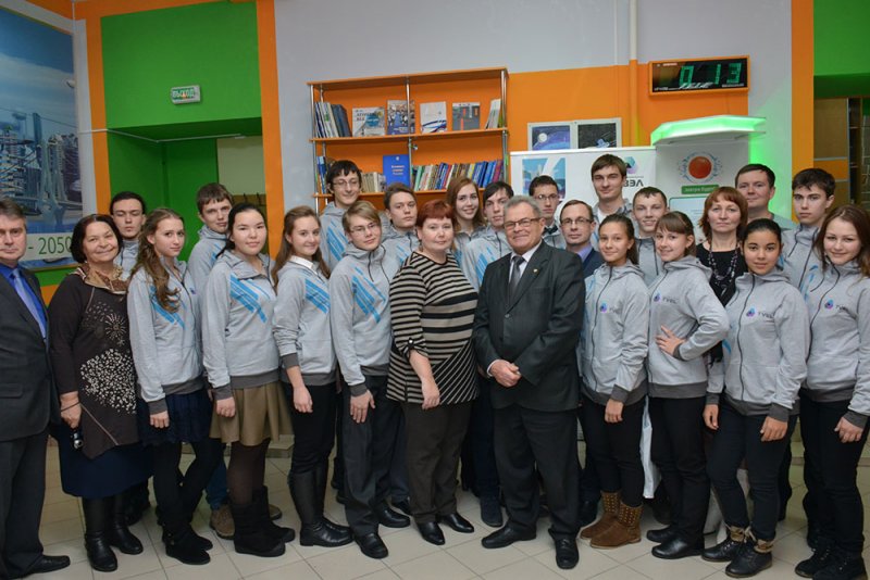 Фото к Школьники из трех городов Сибири сразились в интеллектуальной игре «Первый шаг в атомный проект»