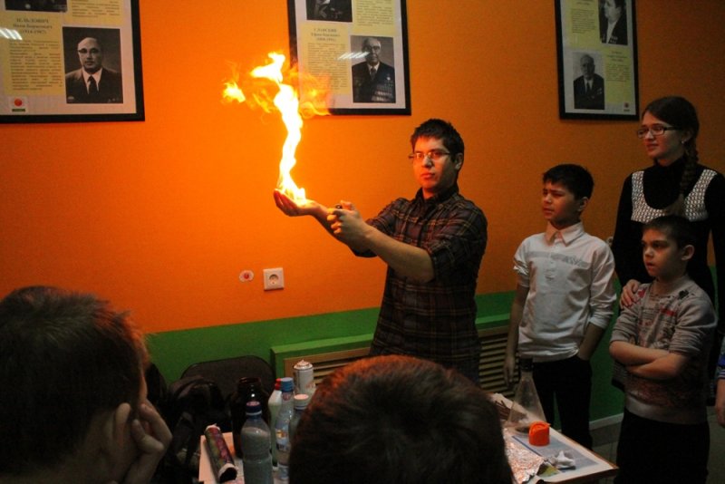 Фото к «Научные ёлки» в Информационном центре по атомной энергии