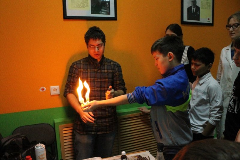 Фото к «Научные ёлки» в Информационном центре по атомной энергии