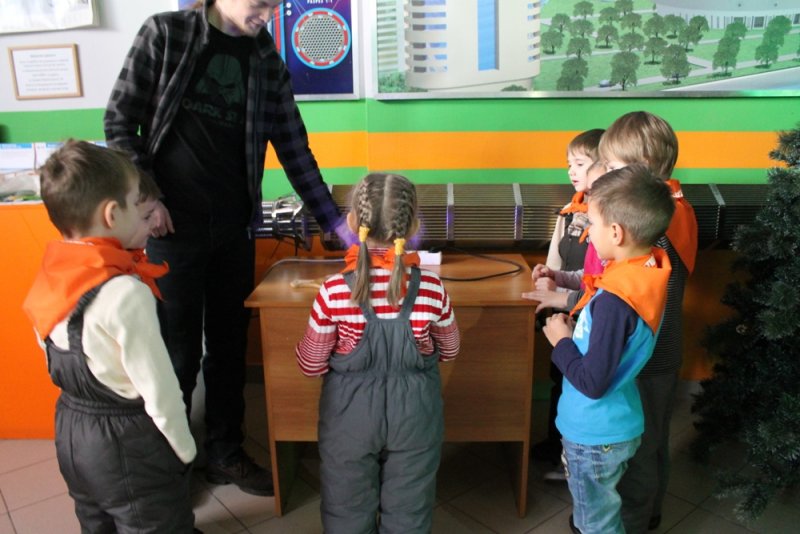 Фото к «Научные ёлки» в Информационном центре по атомной энергии