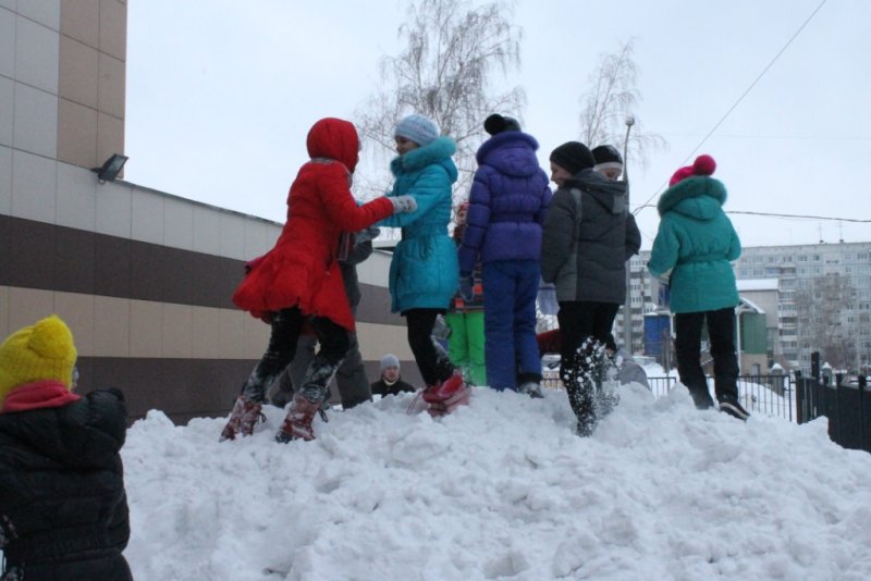 Фото к Новосибирские школьники построили из снега первую в городе АЭС