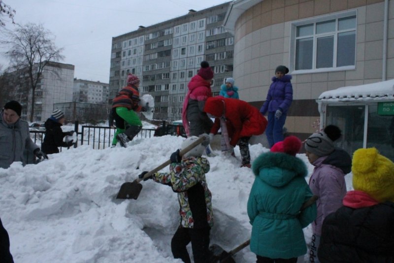 Фото к Новосибирские школьники построили из снега первую в городе АЭС