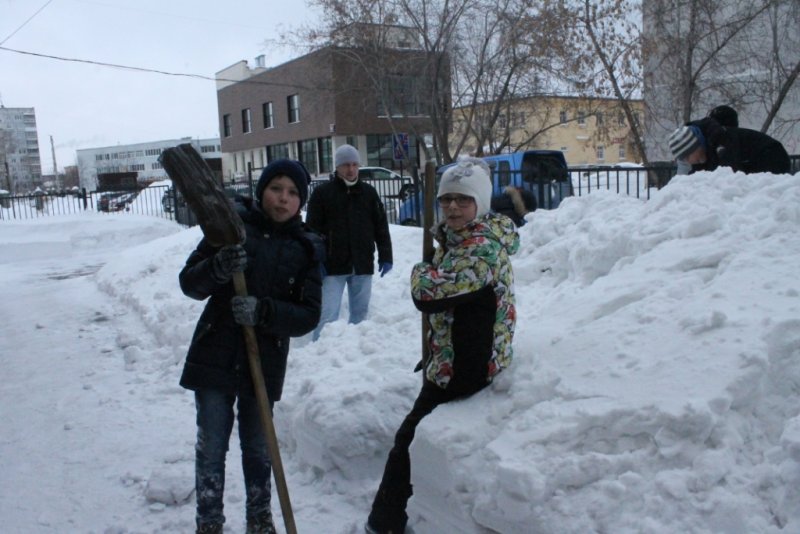Фото к Новосибирские школьники построили из снега первую в городе АЭС