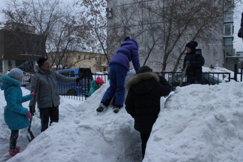 Фото к Новосибирские школьники построили из снега первую в городе АЭС