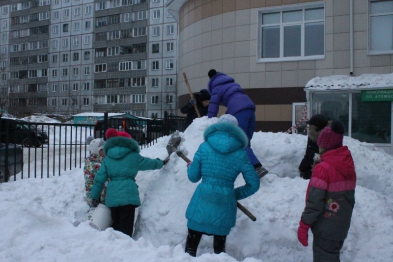 Фото к Новосибирские школьники построили из снега первую в городе АЭС