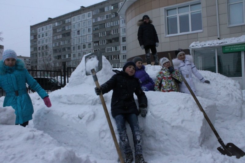 Фото к Новосибирские школьники построили из снега первую в городе АЭС
