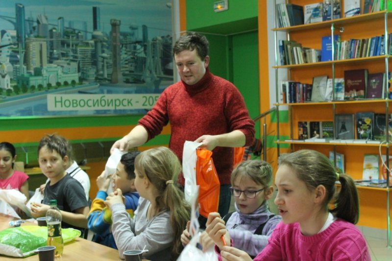 Фото к Новосибирские школьники построили из снега первую в городе АЭС