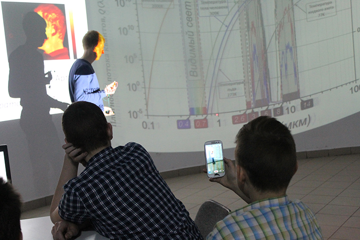 Фото к Сотрудники ИФП СО РАН объяснили и показали посетителям ИЦАЭ, как работает тепловизор