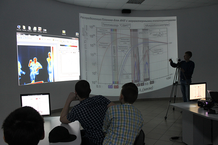 Фото к Сотрудники ИФП СО РАН объяснили и показали посетителям ИЦАЭ, как работает тепловизор