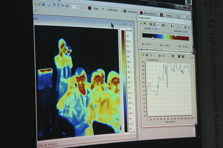Фото к Сотрудники ИФП СО РАН объяснили и показали посетителям ИЦАЭ, как работает тепловизор