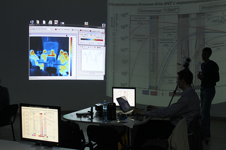 Фото к Сотрудники ИФП СО РАН объяснили и показали посетителям ИЦАЭ, как работает тепловизор
