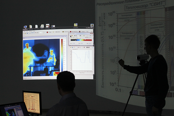 Фото к Сотрудники ИФП СО РАН объяснили и показали посетителям ИЦАЭ, как работает тепловизор