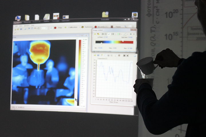 Фото к Сотрудники ИФП СО РАН объяснили и показали посетителям ИЦАЭ, как работает тепловизор