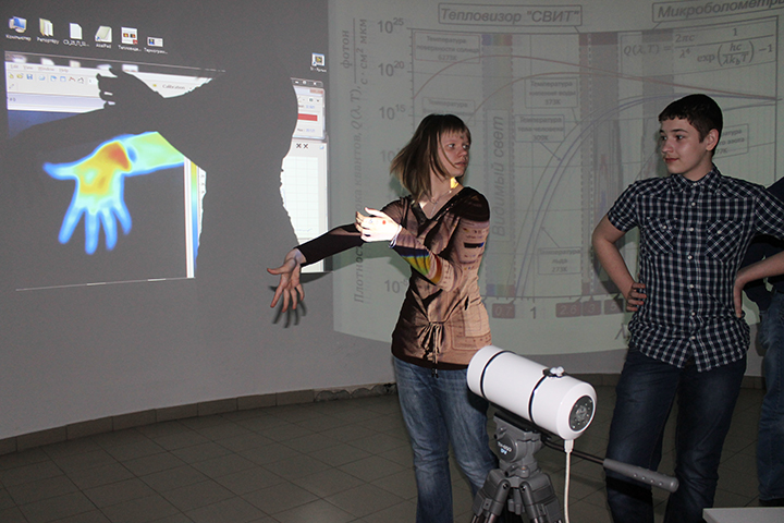 Фото к Сотрудники ИФП СО РАН объяснили и показали посетителям ИЦАЭ, как работает тепловизор