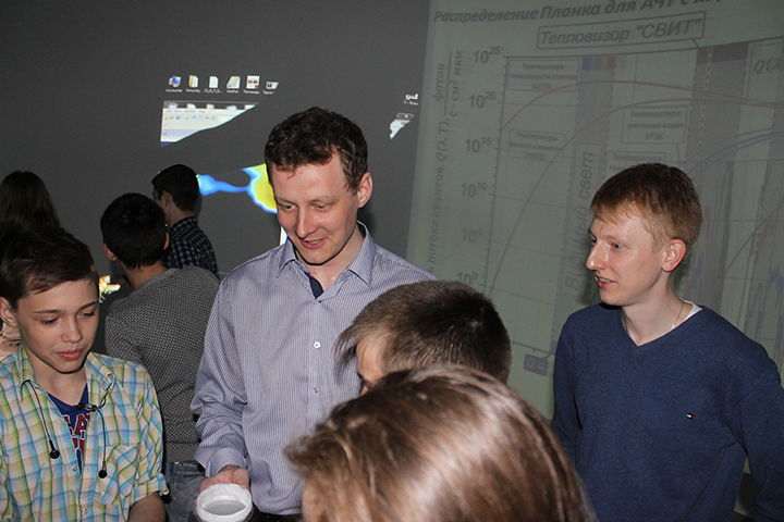 Фото к Сотрудники ИФП СО РАН объяснили и показали посетителям ИЦАЭ, как работает тепловизор